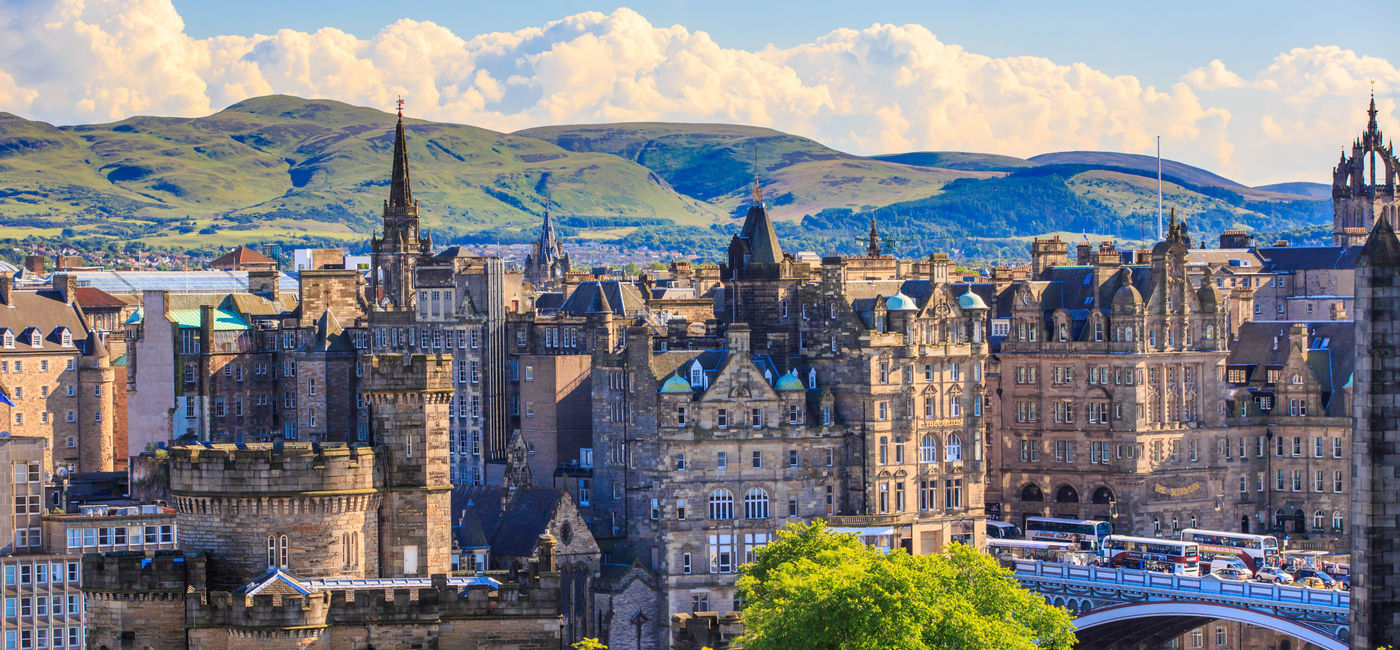 Image: « Édimbourg, par exemple, accueille le Military Tattoo, le Festival d’Édimbourg et le Fringe Festival, tous en août, ce qui rend la ville très fréquentée » (Photo Credit: Adobe Stock/bnoragitt)
