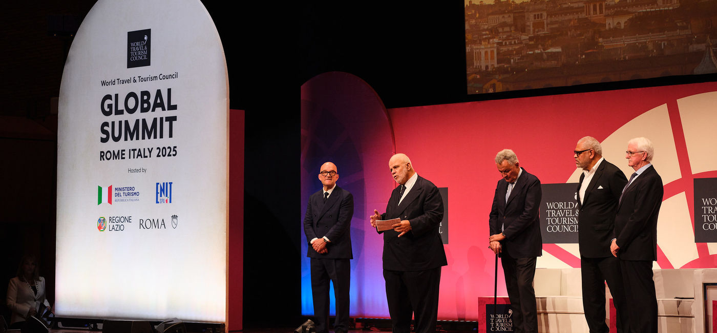 Image: Manfredi Lefebvre entouré de l’ancien président Greg O’Hara (à gauche) et des nouveaux sénateurs du WTTC (Source: WTTC)