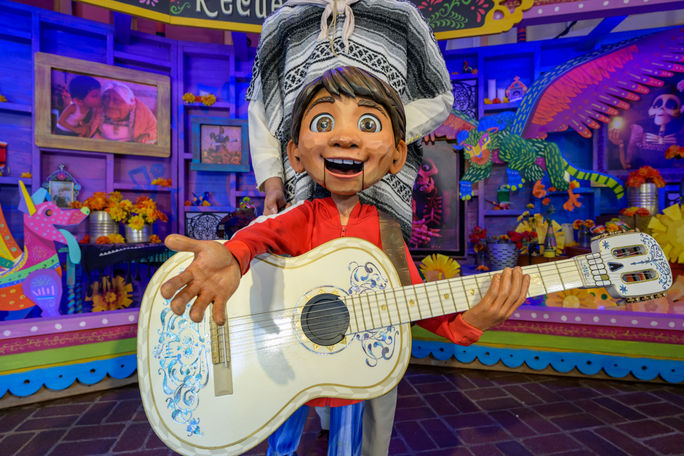 Miguel aus dem Film von Pixar Animation Studios "Kokosnuss" im Disneyland Resort.