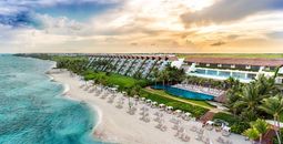 A lo largo de un terreno espacioso en la selva y los manglares y convenientemente ubicado en las costas de la Riviera Maya está el Grand Velas Riviera Maya.