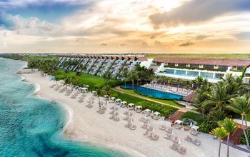 A lo largo de un terreno espacioso en la selva y los manglares y convenientemente ubicado en las costas de la Riviera Maya está el Grand Velas Riviera Maya.