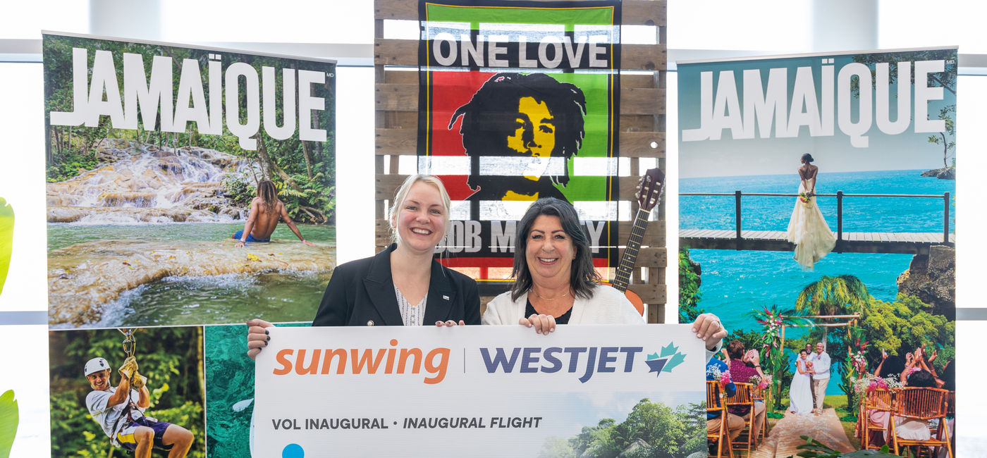 Image: Emma-Jeanne Bouchard, Directrice du développement aérien et commercial à l’Aéroport de Québec, et un voyageur, à Québec (Source: Sunwing)