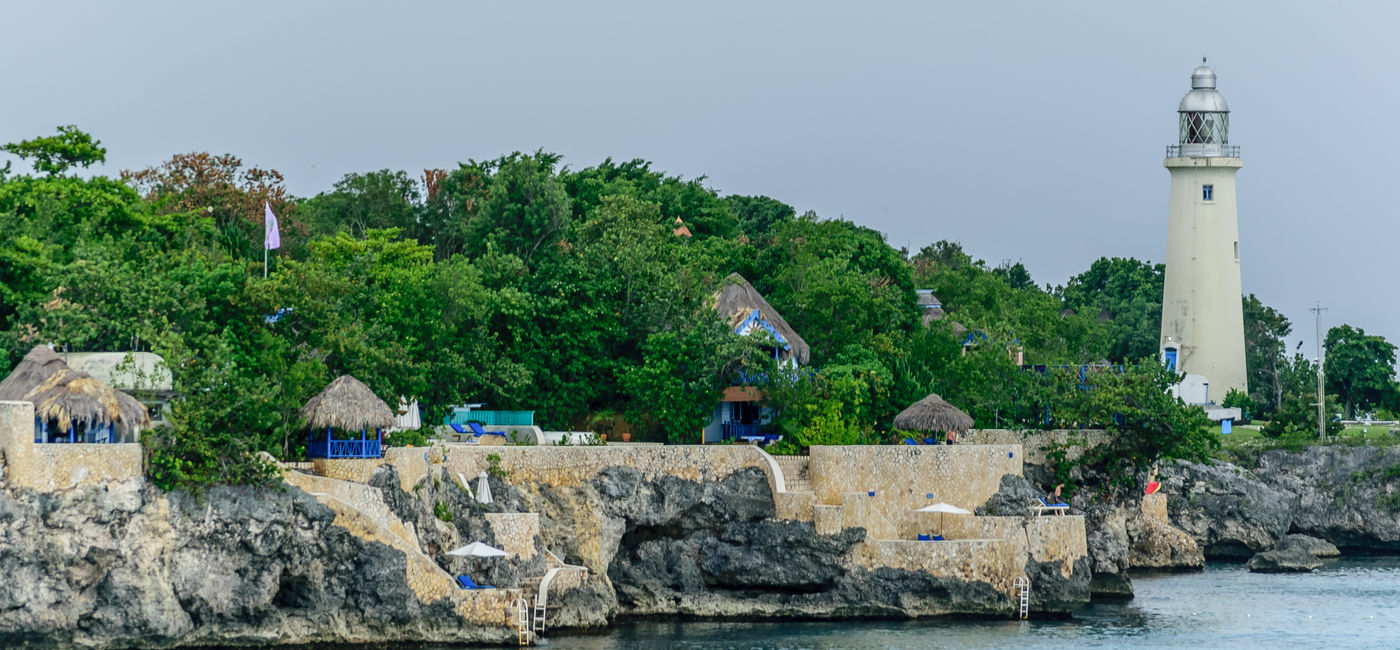 Image: Le phare de Negril à côté d’un complexe hôtelier sur le bord de la falaise (Photo Credit: Debbie Ann Powell)