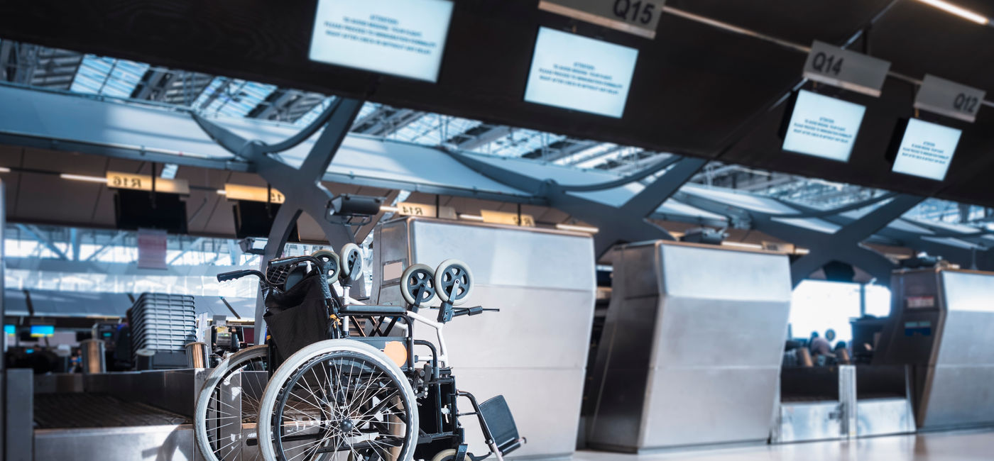 Image: Voyager en avion avec un fauteuil roulant peut être un processus difficile pour de nombreux passagers en situation de handicap (Photo Credit: VTT Studio / Adobe Stock)