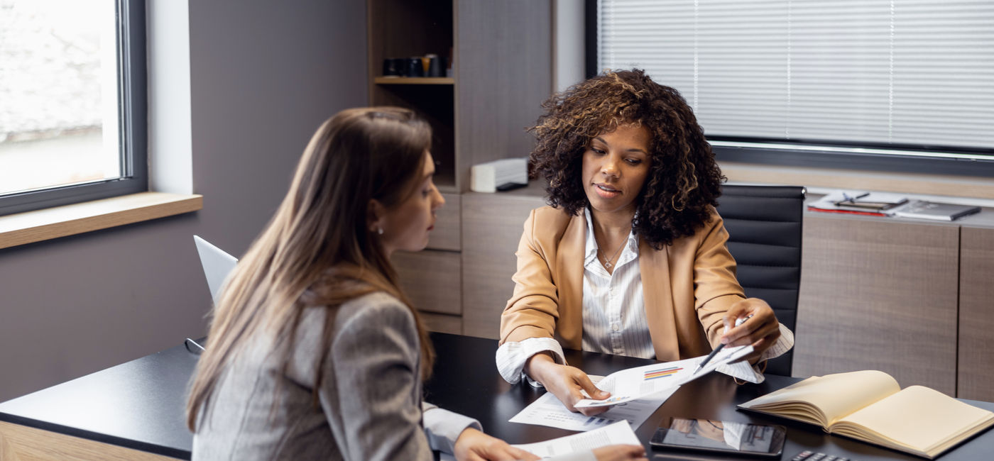 Image: Travel advisor with client (Photo Credit: Adobe Stock)
