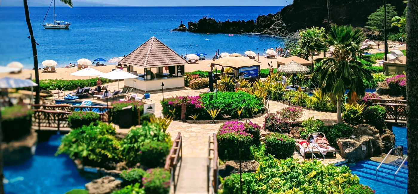 Image: Pool area at Sheraton Maui Resort & Spa (Photo via Eric Bowman)