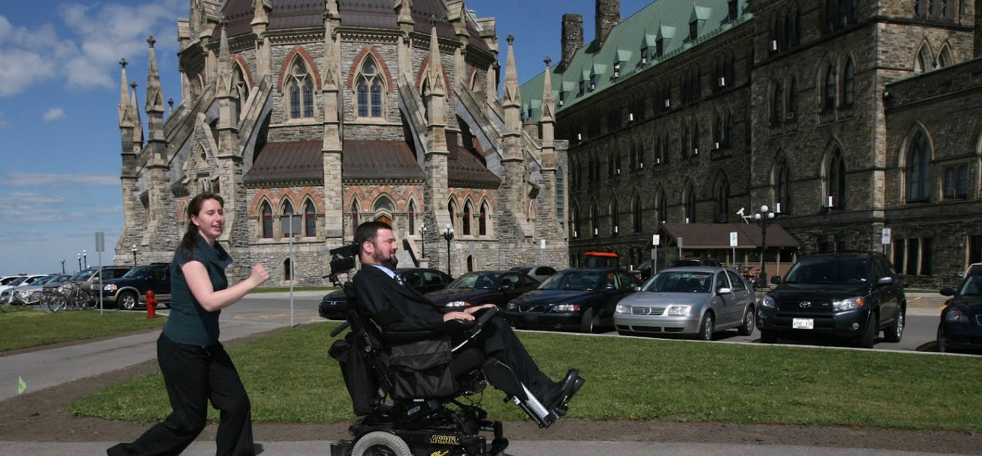 Image: En 2025, l'ancien député et ministre d'État aux Transports Steven Fletcher s'est vu refuser l'accès à un vol entre Winnipeg et Toronto avec son fauteuil roulant fait sur mesure (Source: Steven Fletcher)
