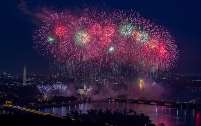 Fuegos artificiales sobre el National Mall en Washington, DC