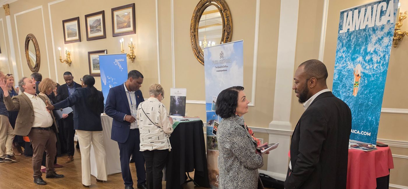 Image: La rencontre médias précédant la cérémonie, avec le stand de la Jamaïque au premier plan et un Adam Waxman expressif, éditeur-propriétaire du magazine Dine et l'un des lauréats de l'après-midi (Photo Credit: Bert Archer)