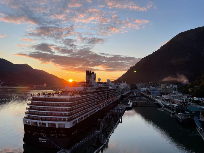 Eurodam der Holland America Line bei Sonnenuntergang in Juneau, Alaska Eurodam der Holland America Line bei Sonnenuntergang in Juneau, Alaska