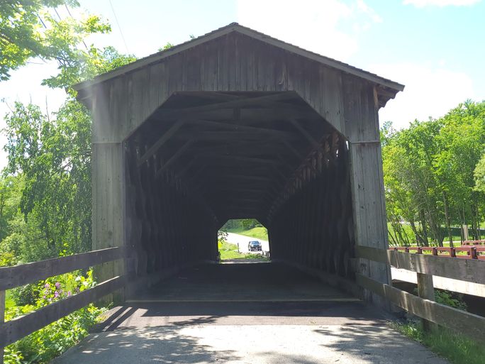Die letzte überdachte Brücke in Wisconsin befindet sich im Ozaukee County. Lacey Pfalz, Brücken, überdachte Brücken, historische Brücken, Ozaukee County, Wahrzeichen von Wisconsin, Attraktionen von Wisconsin
