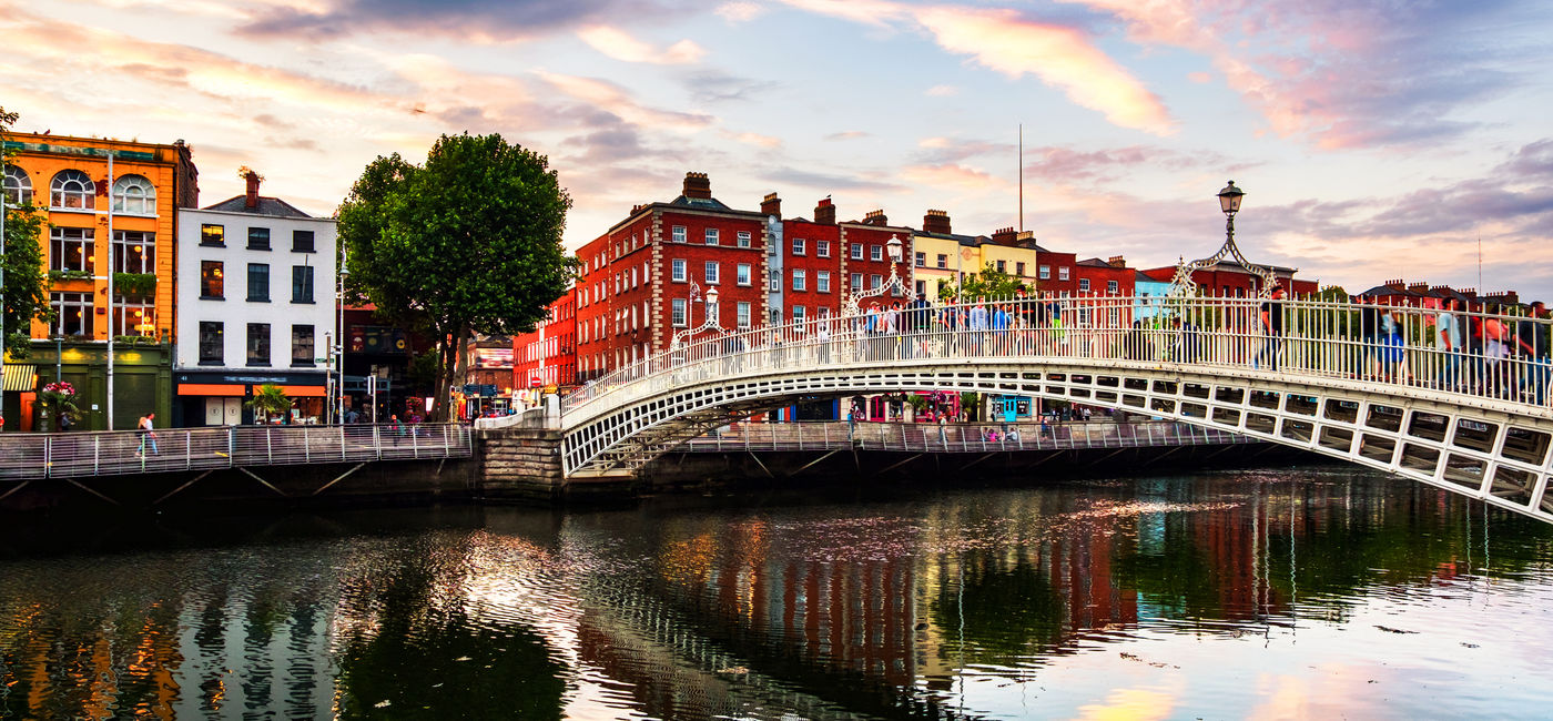 Image: View of the Ha'penny Bridge in Dublin, Ireland. (Source: Madrugada Verde/Adobe Stock)