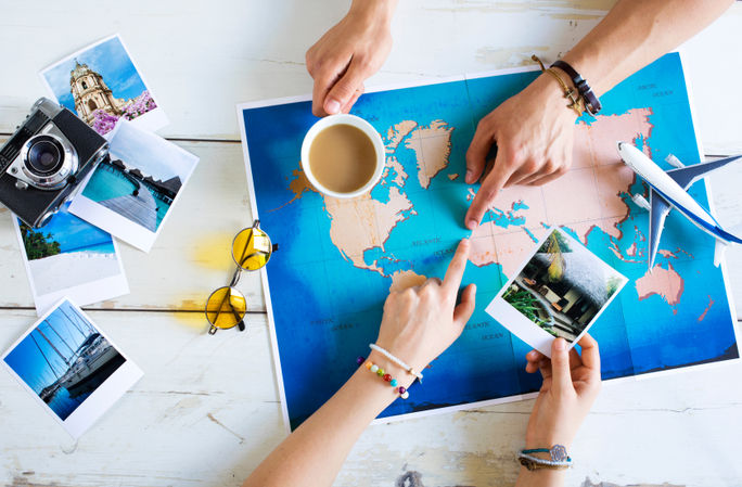 Reiseberater hilft bei der Planung einer Reise Reiseberater hilft bei der Planung einer Reise