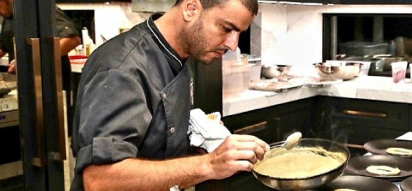 Image: Chef Shimi Alon preparing a Kosher meal. (photo via Trump International Beach Resort Miami)