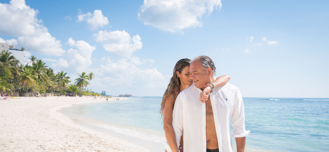 Image: Couple on the beach (Photo Credit: Emotions by Hodelpa)