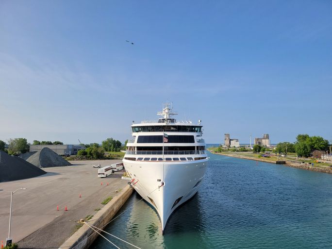 Der Viking Octantis, das identische Schwesterschiff von Viking Polaris, in Port Colbourne, Kanada. Lacey Pfalz, Viking Octantantis, Port Colbourne, Great Lakes Cruises, Great Lakes Kreuzfahrtschiffe, Wikingerschiffe, Expeditionsschiffe