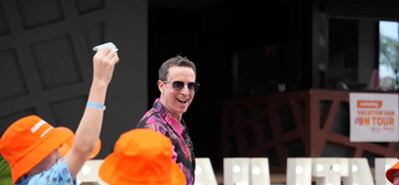 Image: Adam Growe at Riu Palace Aquarelle in collaboration with Sunwing Vacations (Photo Credit: CNW Group/Sunwing Vacations Inc.)