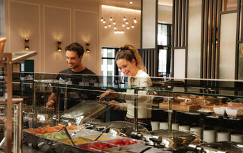 Breakfast buffet at the Hotel RIU Plaza Chicago.