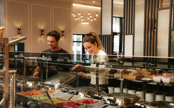 Breakfast buffet at the Hotel RIU Plaza Chicago.