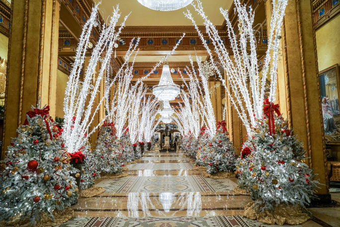 Roosevelt Hotel lobby at the holidays