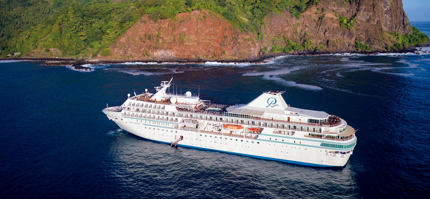 Image: Paul Gauguin croise au large de Fatu Hiva (Source: Paul Gauguin Cruises)