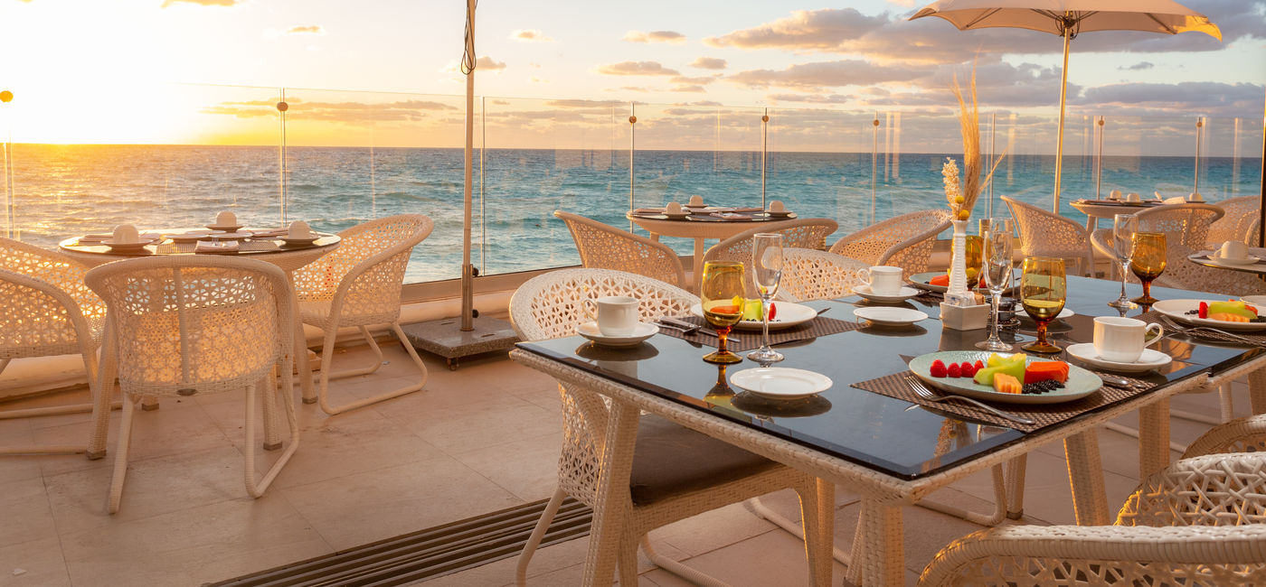 Image: Dining at Sandos Cancun (Photo Credit: Sandos Hotels & Resorts)