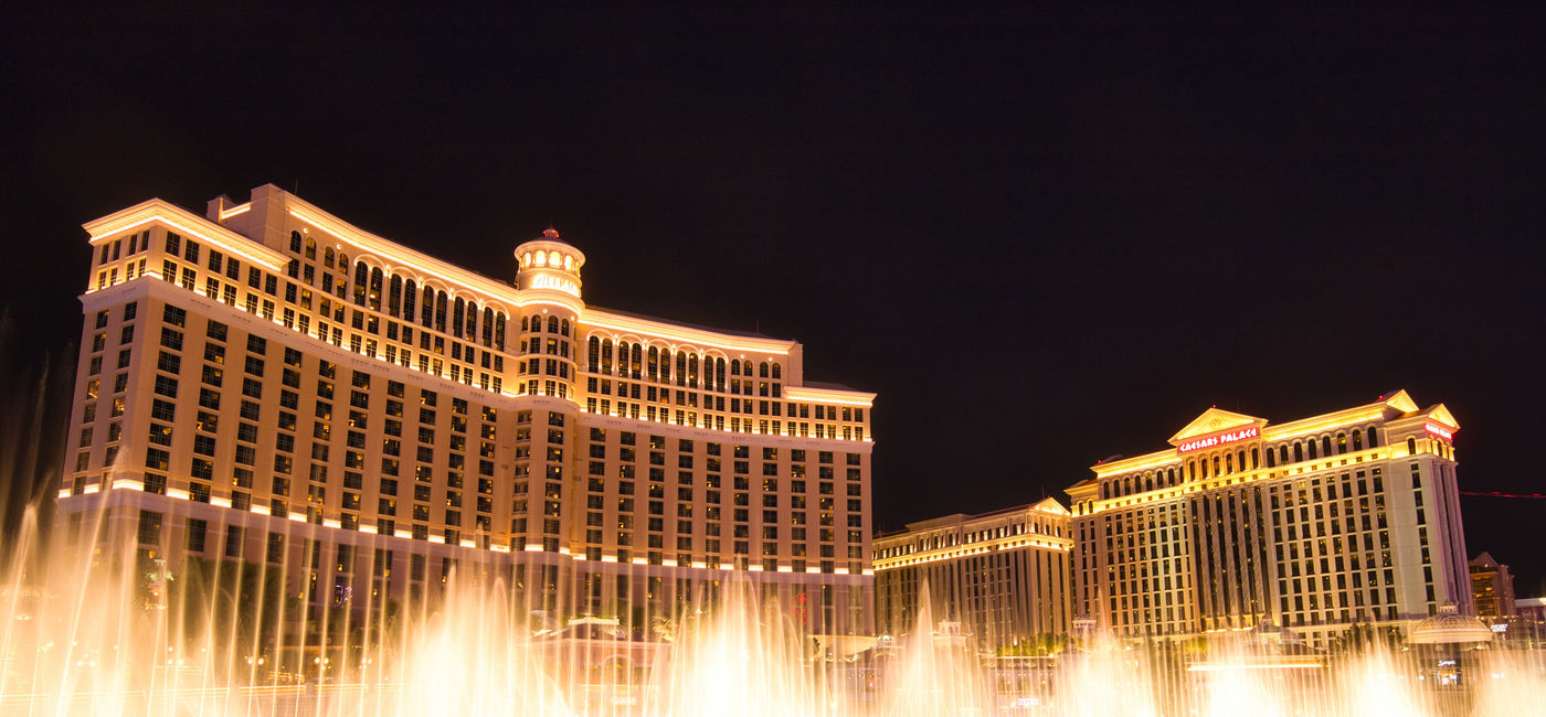 Image: Spectacle de fontaines devant l’hôtel-casino Bellagio à Las Vegas (Photo Credit: romanslavik.com / Adobe Stock)