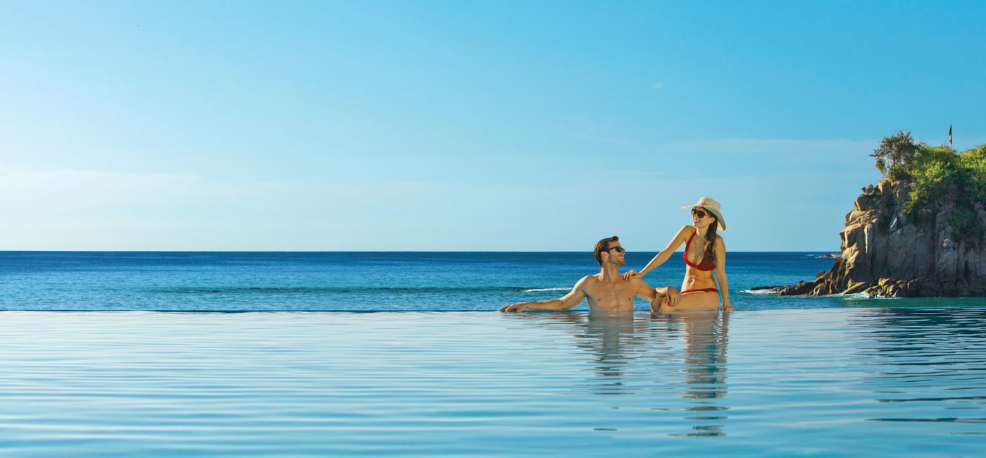 Image: Couple in the pool (Photo Credit: WestJet Vacations)