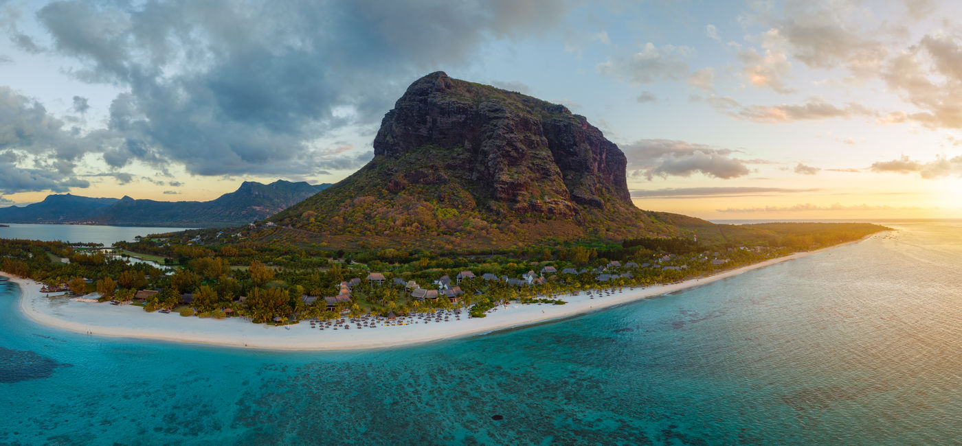 Image: Vue aérienne de la plage du Morne, avec la montagne du Morne Brabant à l’arrière-plan, à l’île Maurice (Photo Credit: Adobe Stock / GezaKurkaPhotos)