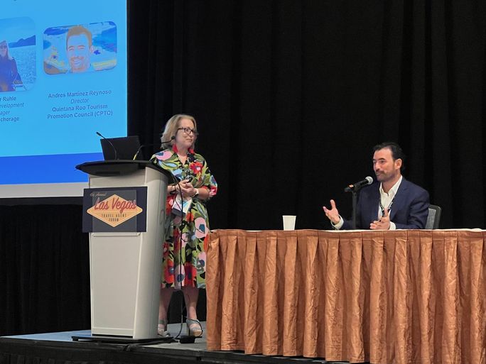 Andres Martinez spricht während der „Wachstumsstrategien zur Maximierung Ihrer Zielpartnerschaften“, die von Stacey Cabell, Inhaber von Starstuff Travel, LLC, veranstaltet wird Andres Martinez spricht während der „Wachstumsstrategien zur Maximierung Ihrer Zielpartnerschaften“, die von Stacey Cabell, Inhaber von Starstuff Travel, LLC, veranstaltet wird