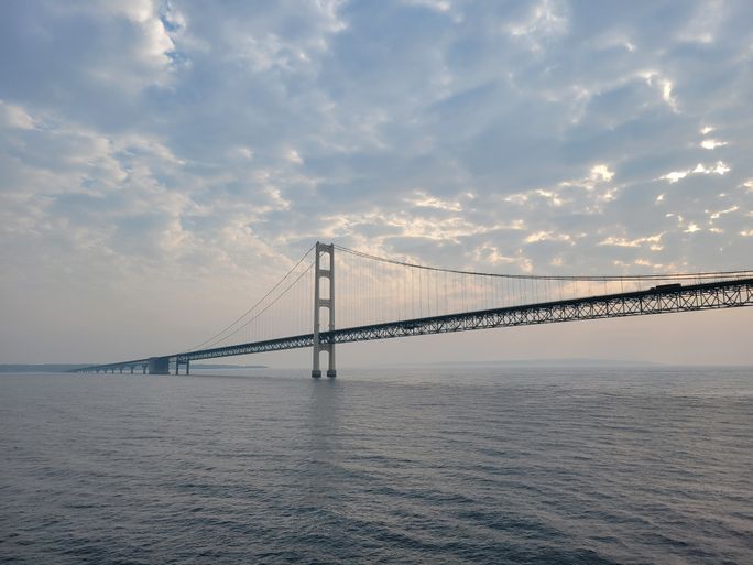 Der Blick auf die Mackinac -Brücke von einem Kreuzfahrtschiff. Lacey Pfalz, Mackinac Bridge, Michigan, Brücken der Vereinigten Staaten, US -Brücken, Mackinac, Lake Huron, Lake Michigan Lake Michigan