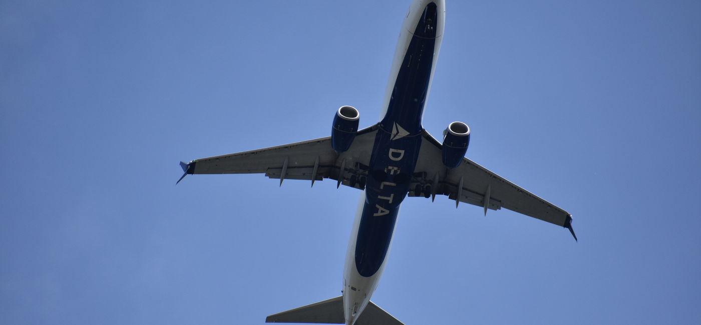 Image: Delta Air Lines plane. (photo via Jennifer May / iStock / Getty Images Plus)
