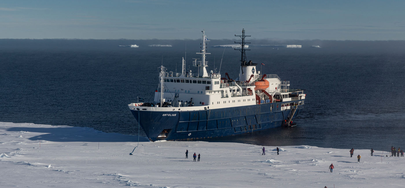 Image: Débarquement sur la banquise avec Oceanwide Expeditions (Photo Credit: Sara Jenner/Oceanwide Expeditions)