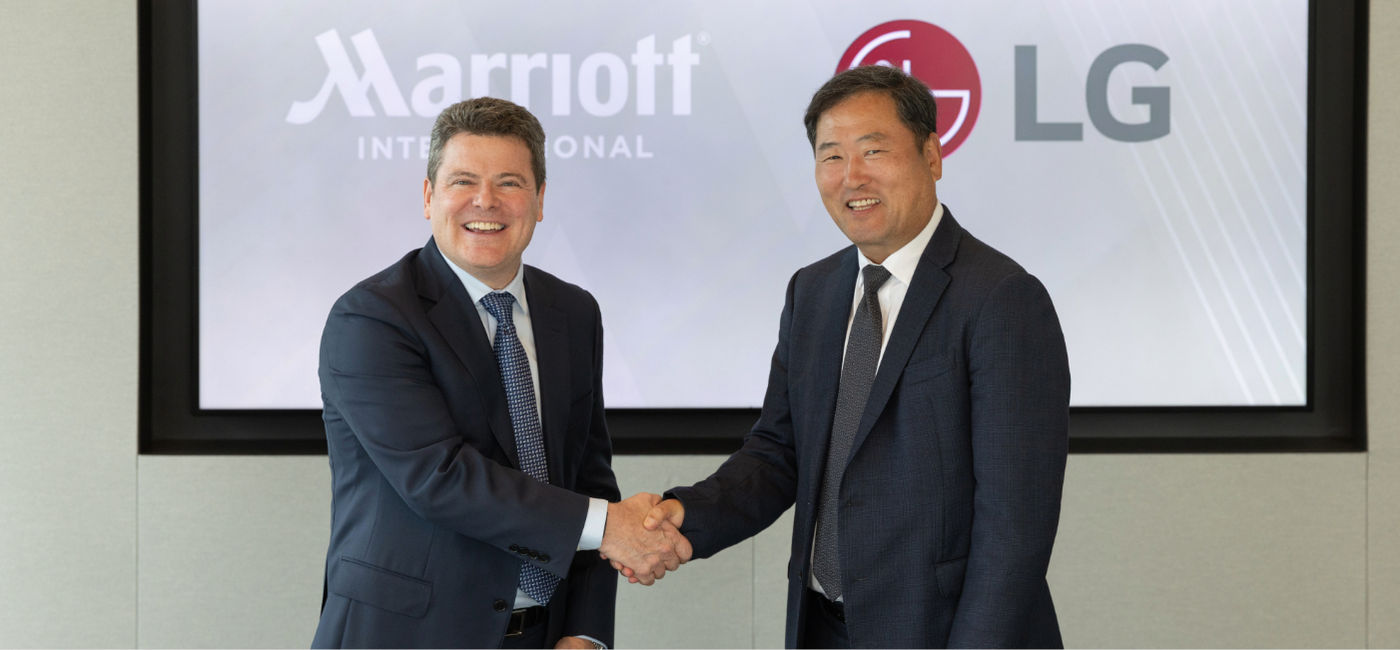 Image: Drew Pinto, vice-président directeur et chef des revenus et de la technologie de Marriott International, et Don Kwack, président et chef de la direction de LG Electronics North America (Source: Marriott International)
