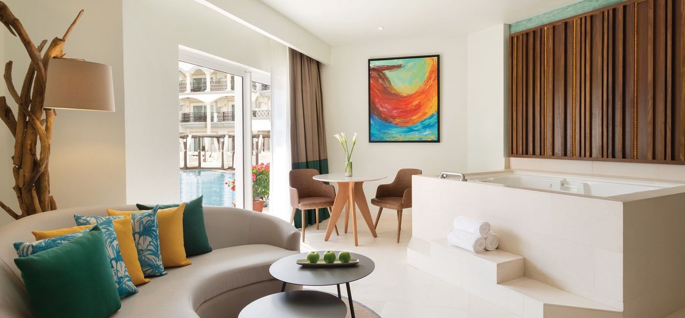 Image: Junior suite pool view at Hilton Playa del Carmen. (photo via Playa Hotels & Resorts)