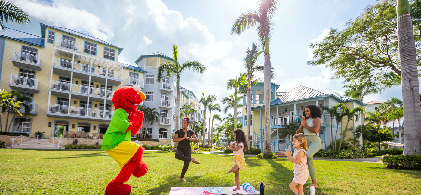 Image: Séance de yoga au lever du soleil avec Sesame Street aux complexes Beaches (Source: Beaches Resorts)