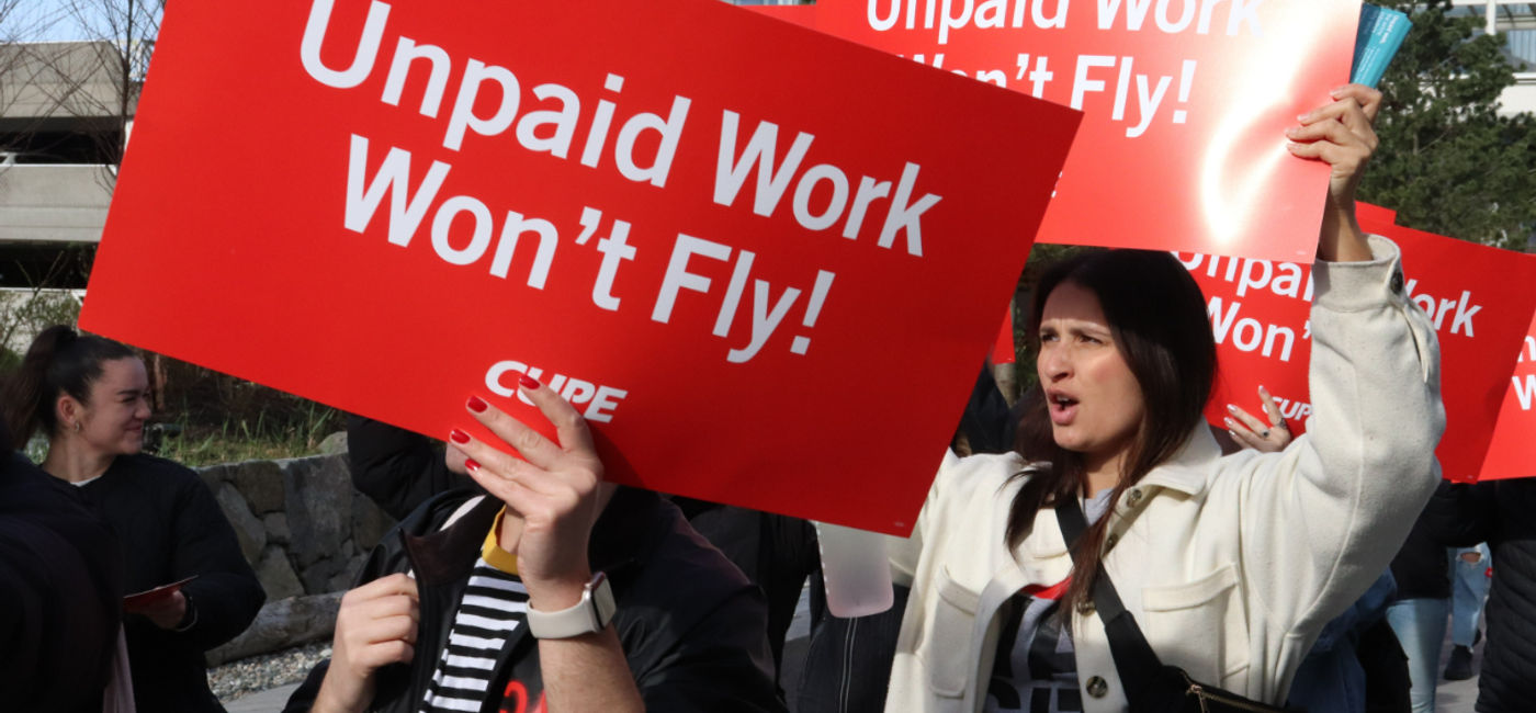 Image: Flight attendants at a CUPE rally (Photo Credit: CUPE)