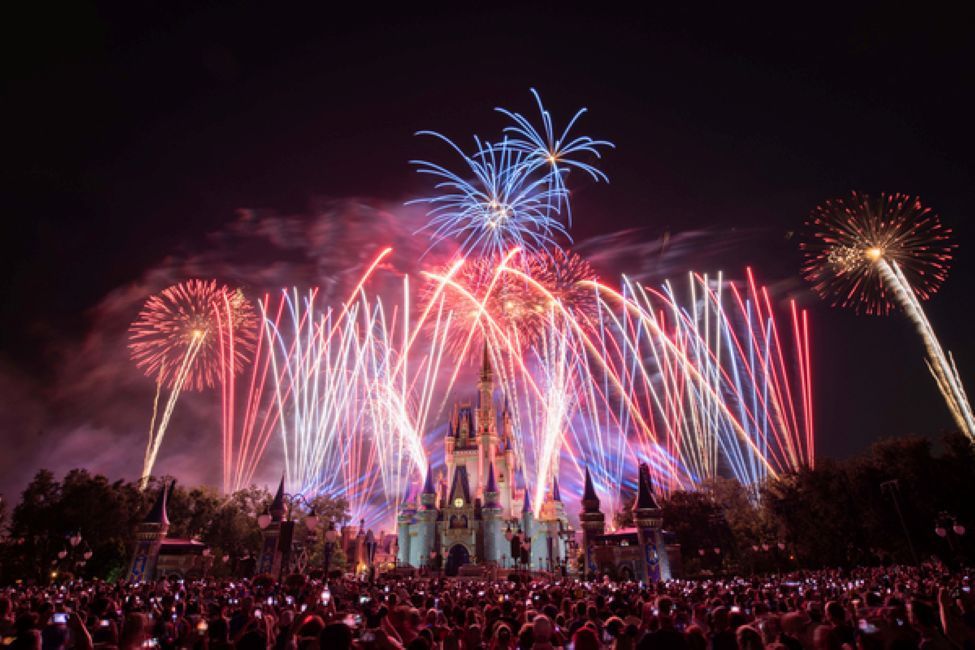 Celebrate Fourth of July at Disney - Image Fourth Of July Fireworks Over The Magic King