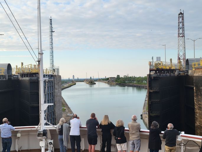 Der Wikinger Polaris, der durch den Welland -Kanal vom Eriesee zum Ontariosee führt. Lacey Pfalz, Viking Polaris, Welland Canal, Kanäle, Kanalkreuzfahrten, große Seenkreuzfahrt, Great Lakes Expedition Cruise