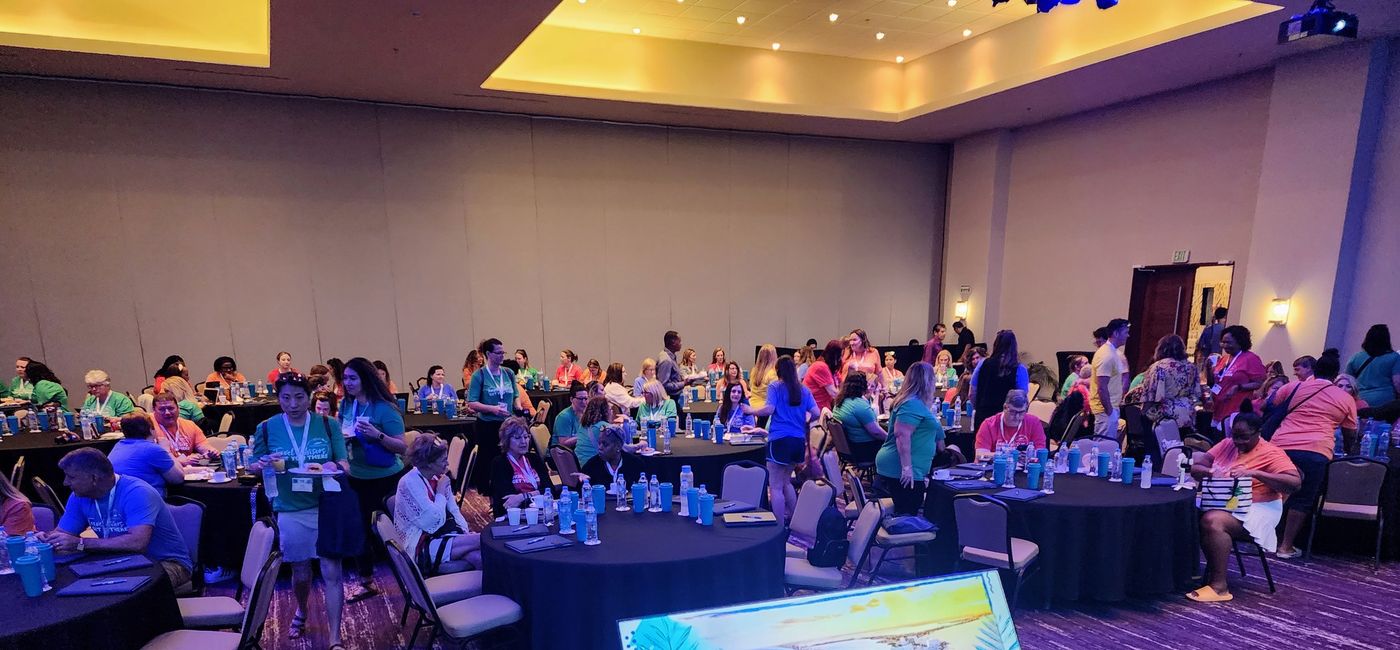 Image: Travel advisors attending the first 'Pros on the Go' ALG Vacations Mega-FAM in Cancun, Mexico. (Photo Credit: Laurie Baratti)
