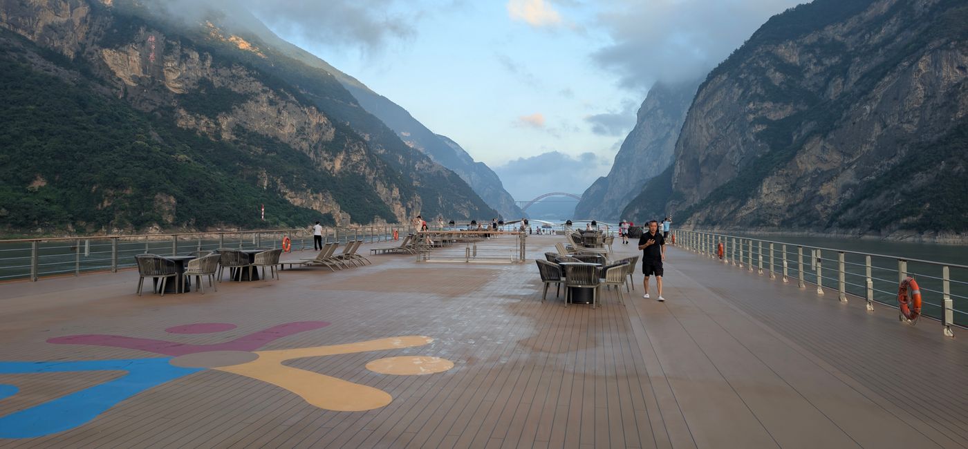 Image: La terrasse sur le toit du Century Voyage alors qu’il traverse les Trois Gorges sur le Yangtsé (Photo Credit: Bert Archer)