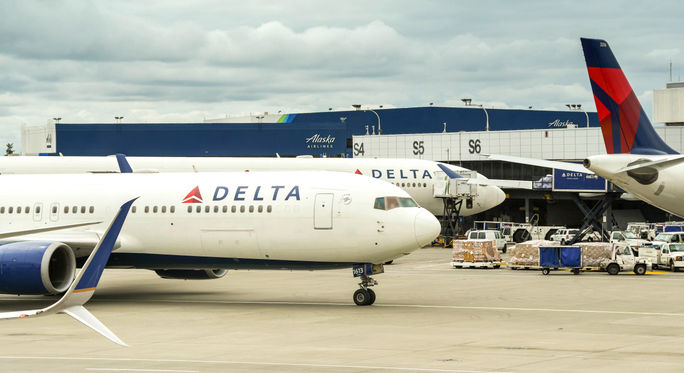 Delta Air Lines Flugzeug am Seattle-Tacoma International Airport Delta Air Lines Flugzeug am Seattle-Tacoma International Airport