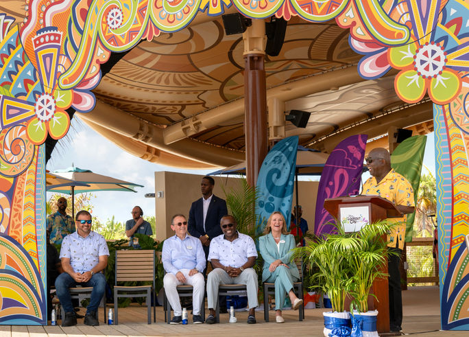 Vertreter der Bahamas und Disney-Darsteller präsentierten sich bei der Eröffnung von Disney Lookout Cay am Lighthouse Point, Eleuthera, Bahamas. 