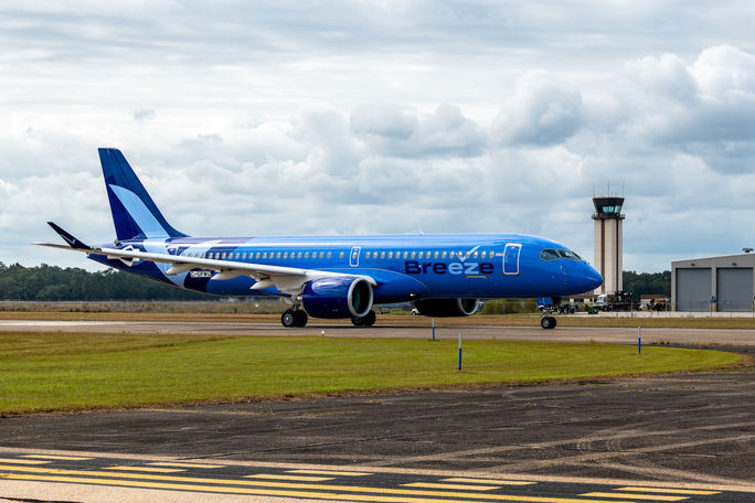 A Breeze Airways A220-300 Flugzeuge. Breeze, Breeze Atemwegs, Airbus, A220-300, Flugzeug, Flugzeuge