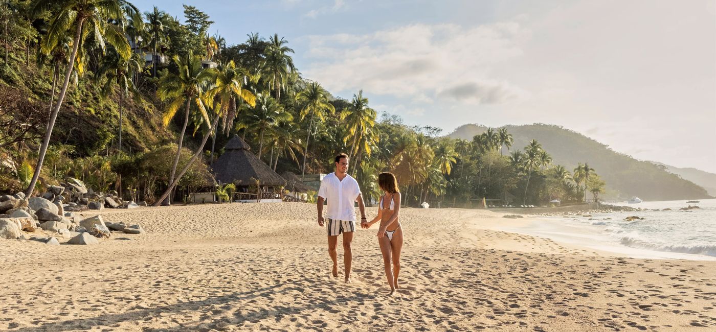 Image: A couple walks on the beach (Photo Credit: WestJet Vacations)