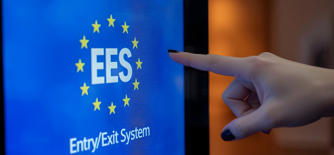 Image: Les tampons sur les passeports, c'est fini. Les contrôles biométriques aux frontières s'imposent avec le déploiement du nouveau système d'entrée et de sortie en Europe (Source: Adobe Stock)