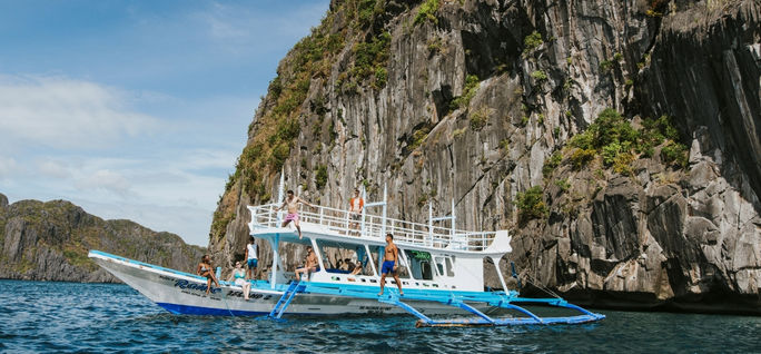 A Contiki group enjoys island hopping at El Nido in the Philippines. Contiki, young adult travel, young adult travelers, young adult tours, tours for young adults, El Nido, Philippines, Philippines tours, TTC tour brands