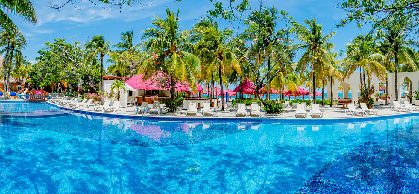 Image: Pool area at Grand Oasis Palm (photo via Oasis Hotels & Resorts)