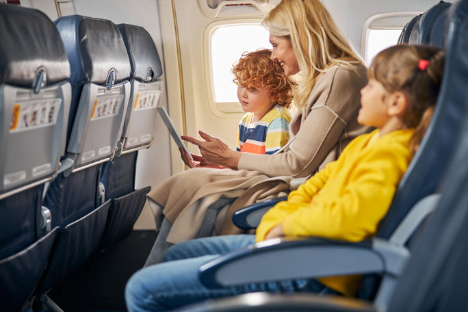 Familie sitzt im Economy-Flug Familie sitzt im Economy-Flug