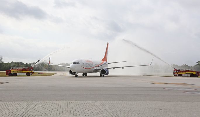 Sunwing plane arrives on Grand Cayman